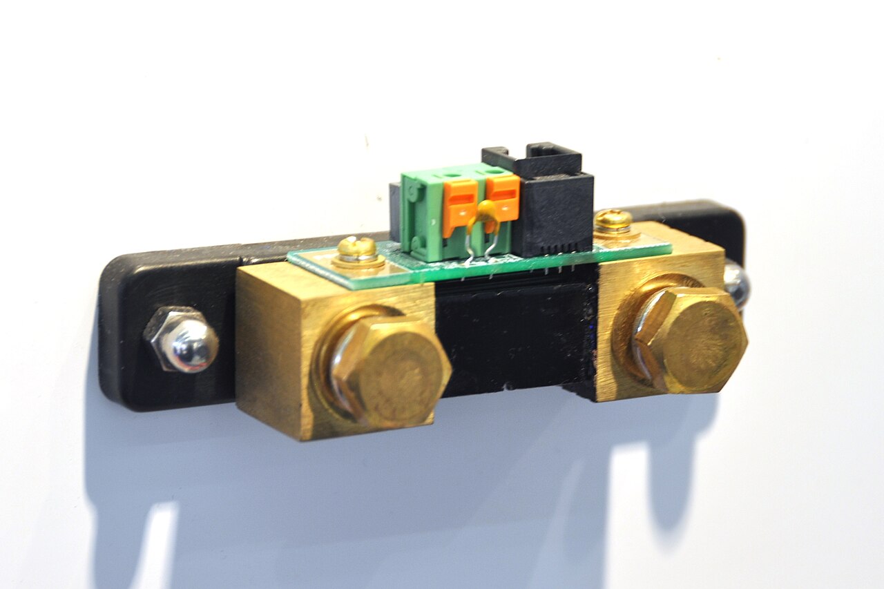 Messshunt mit Messing-Anschlussblöcken und Signalanschluss, wie er für Batteriemonitore genutzt wird.