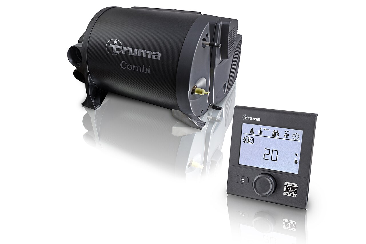 Truma Combi Gas-Warmwasserheizung mit Bedienpanel, das 20 Grad anzeigt