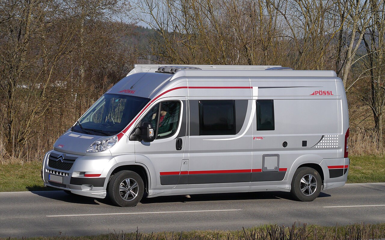 Silberner Kastenwagen-Camper auf Basis eines Citroën Jumper auf einer Landstraße
